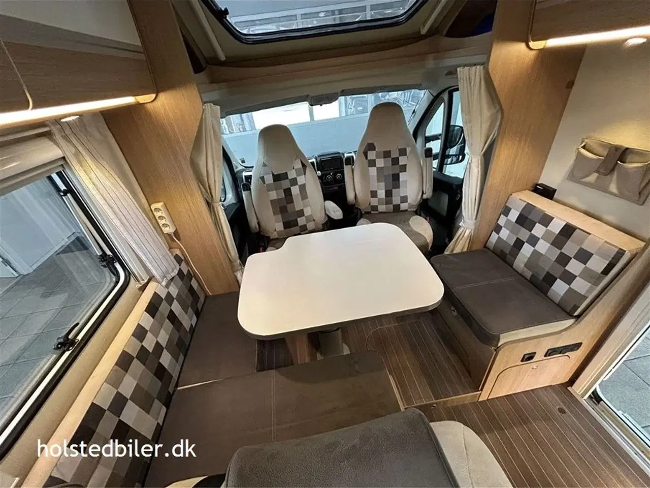 Billede 10 - 2016 - SunLight T 69 L   Automatgear - queensbed - udstyr.