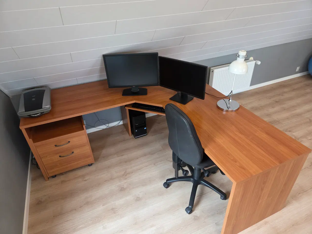 Billede 1 - Stort skrivebord. Vinkel model med skuffemodul.