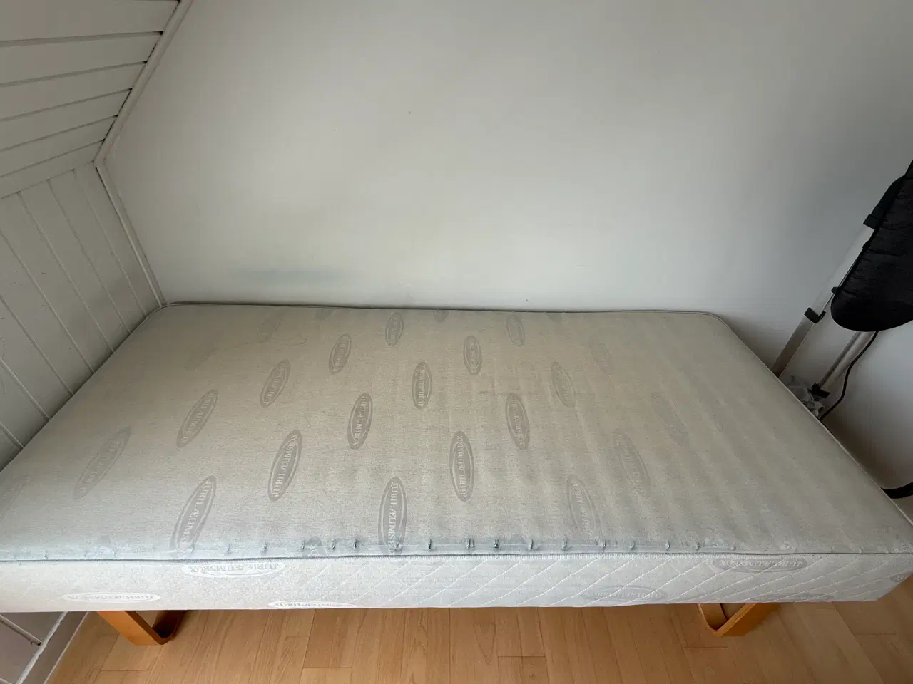 Billede 7 - Komfortabel enkeltseng med topmadras – inkl. i pri