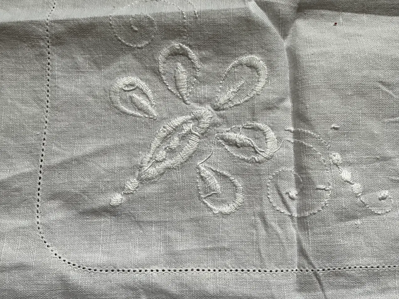 Billede 2 - Kommode dug med blonde kant og broderi