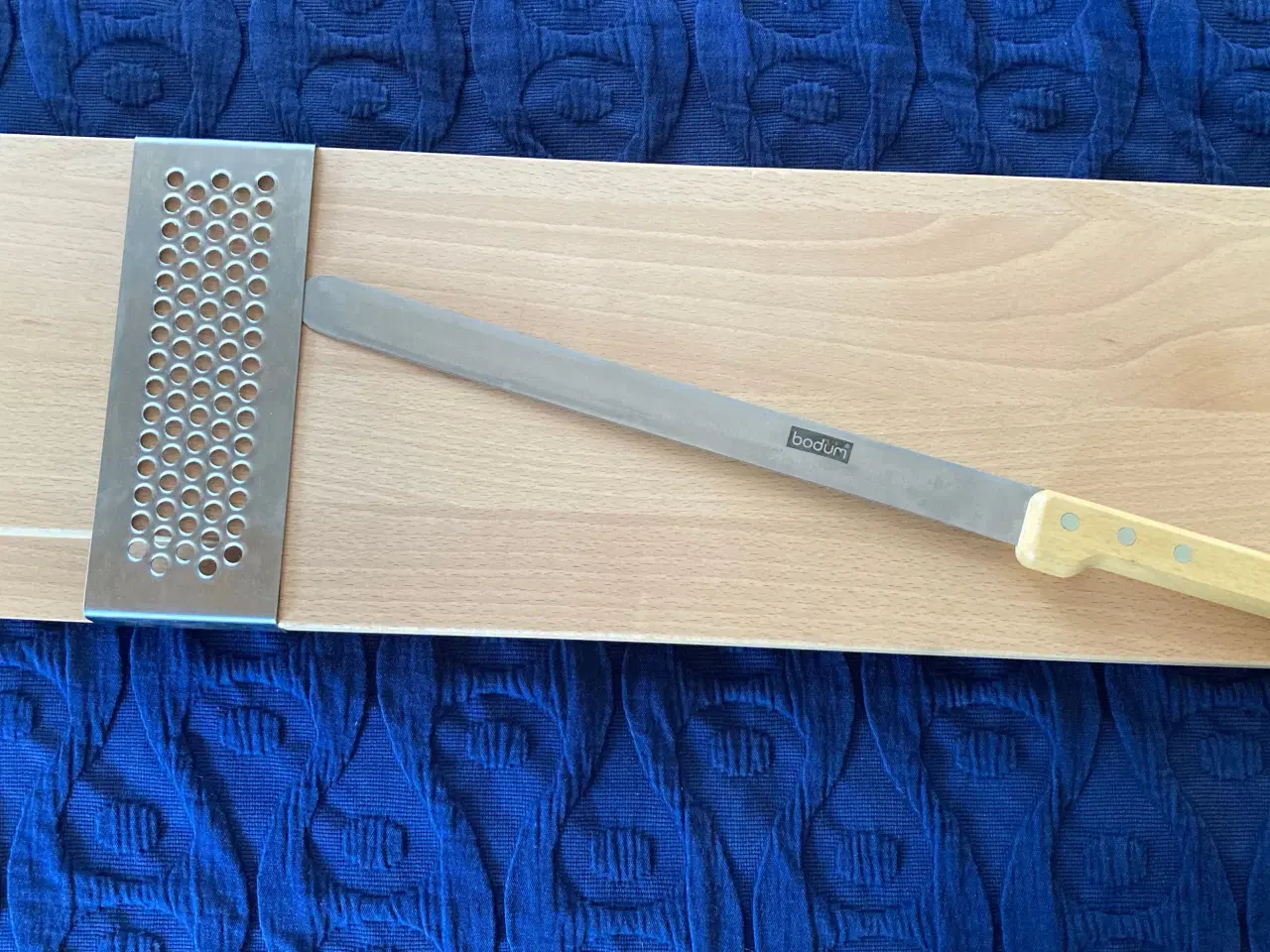 Billede 2 -  Bodum skærebræt massiv bøg med kniv