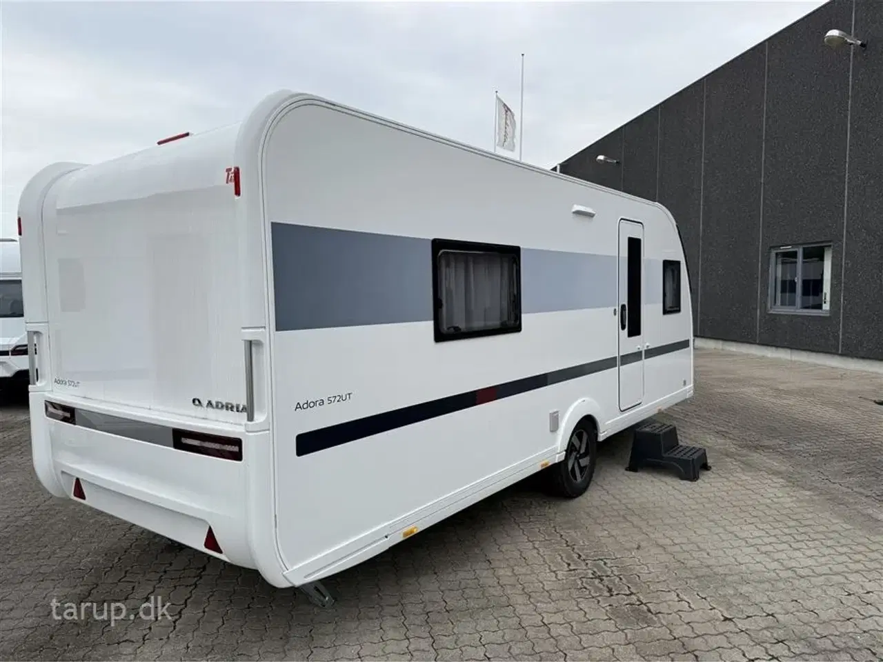 Billede 4 - 2024 - Adria Adora 572 UT Selected Edition   Enkeltsenge, rundsiddegruppe, stort badeværelse, Alde centralvarme, aircondition og Smart Box gaskassesystem, El-gulvvarme