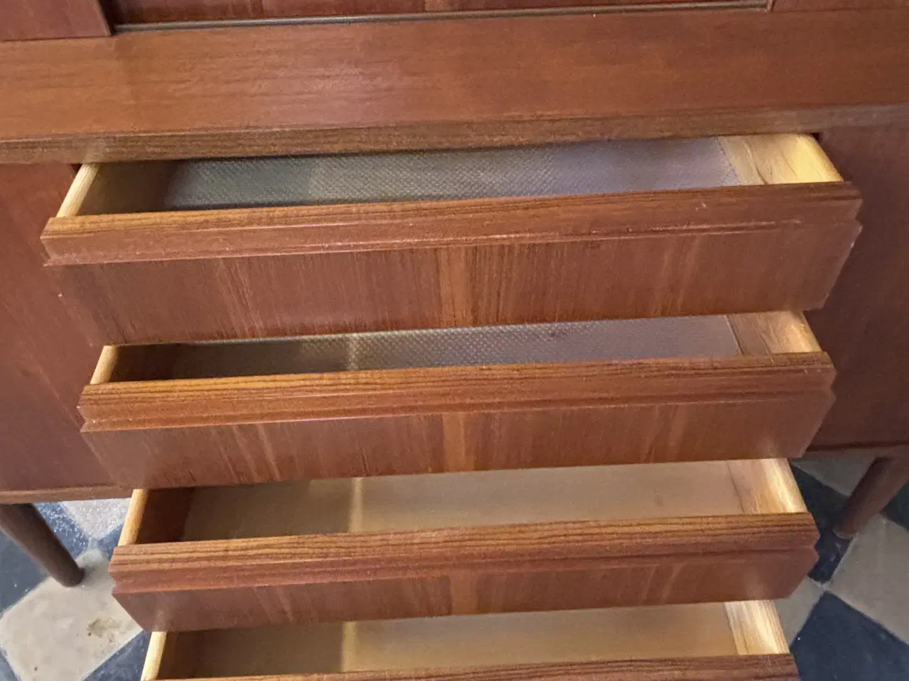 Billede 7 - Velholdt teakskænk i klassisk design.