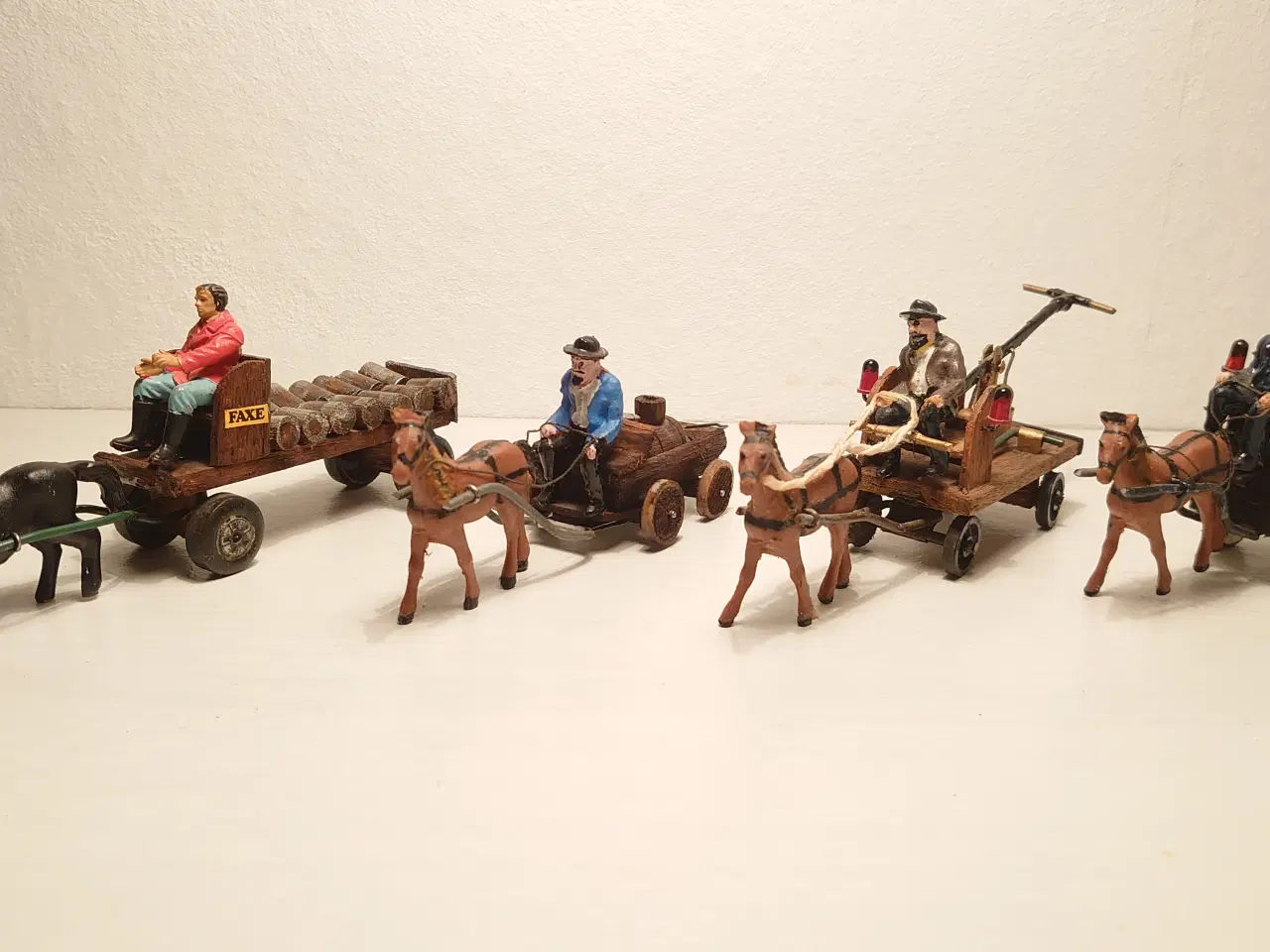 Billede 1 - 4stk gamle miniature hestevogne. Brandslukning mm.