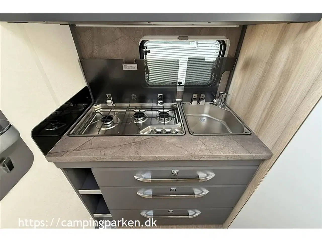 Billede 6 - 2025 - Hobby De Luxe 460 SFf   Smart Hobby De Luxe 460 SFf 2025-model med queens bed og endekøkken