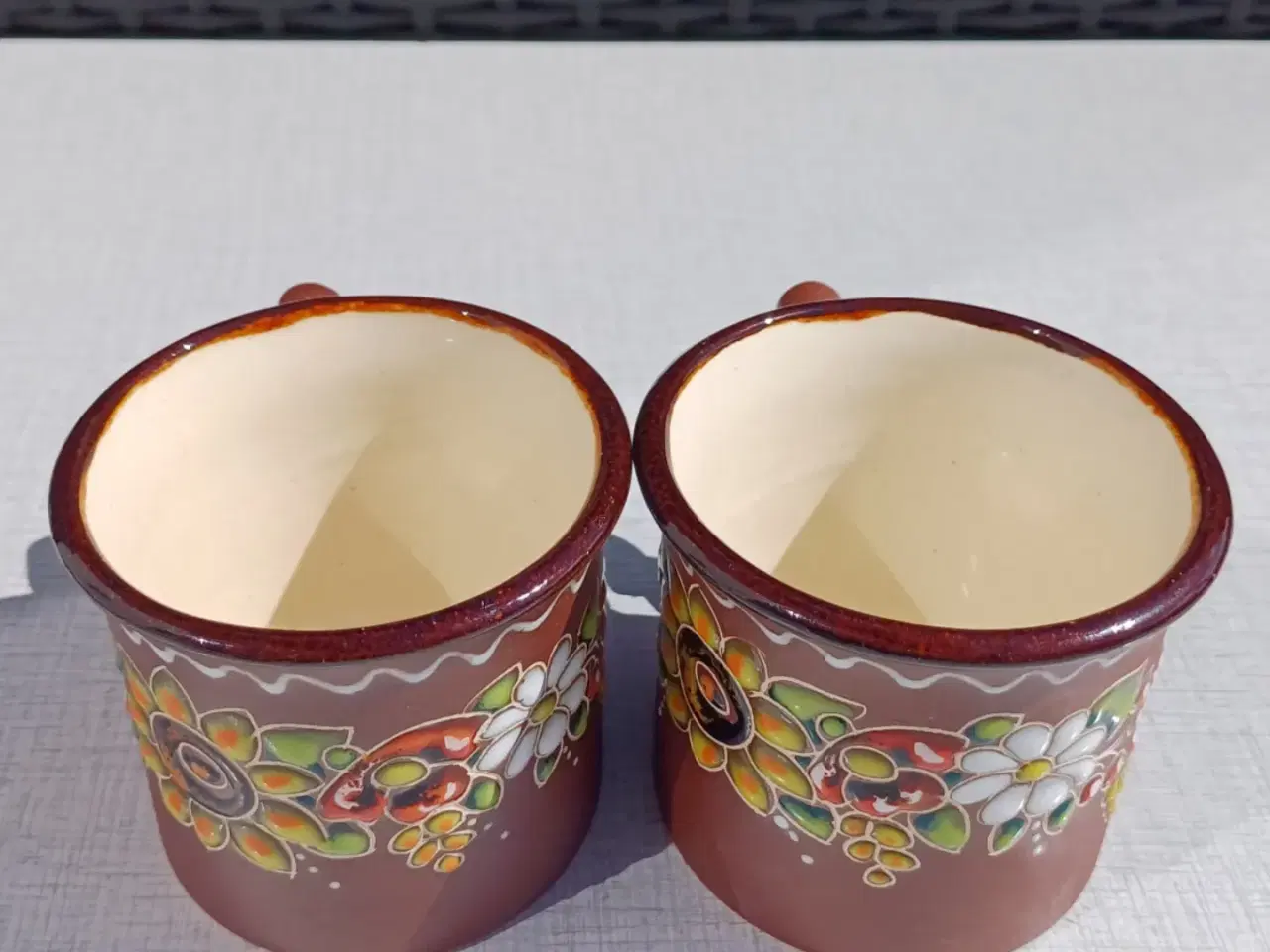 Billede 5 - To håndmalede kopper i keramik. Blomstermotiv.