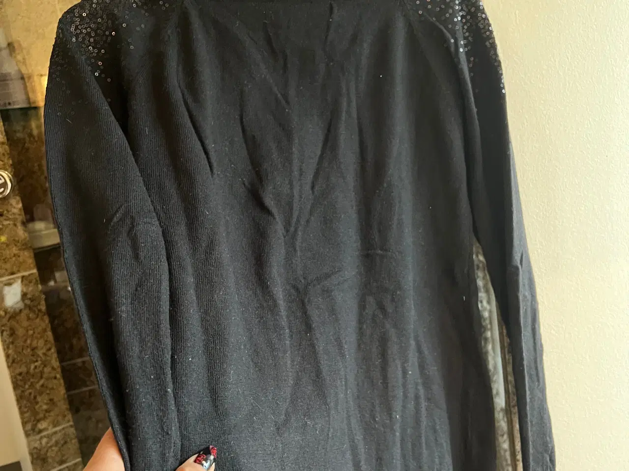 Billede 3 - Pæn sort bluse med palietter fra Jubylee str M