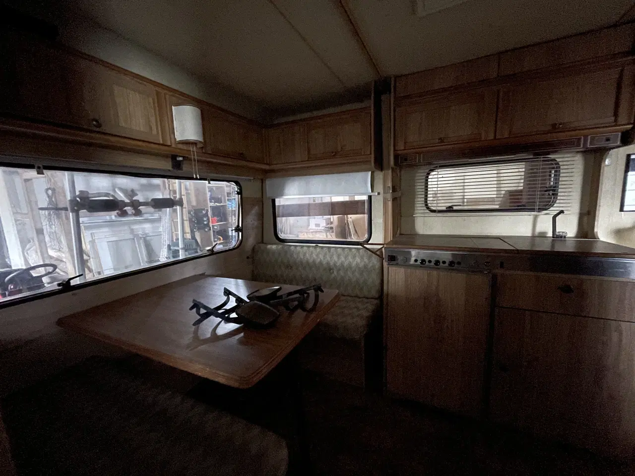Billede 7 - Campingvogn med køkken og siddegrupper/sovepladser
