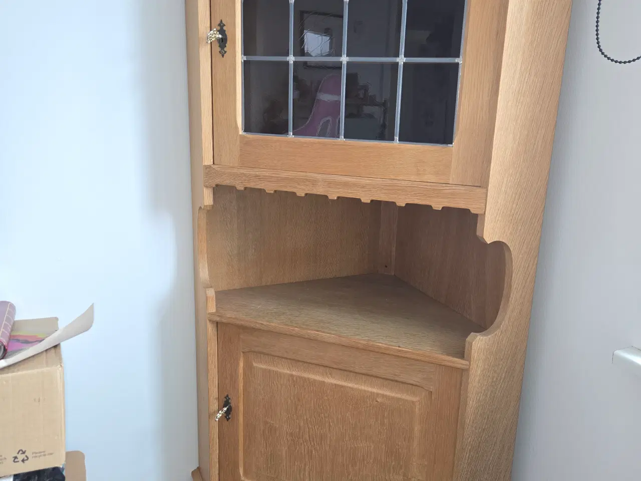 Billede 1 - Hjørneskab med 2 skabe