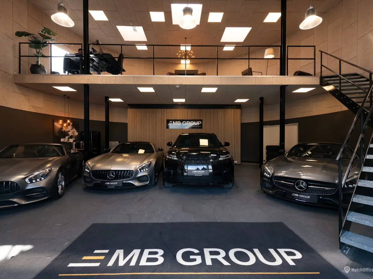 Billede 10 - Unik ejendom - Lager/showroom/kontor - 3 meter port og dobbeltdør som kan åbnes helt op.