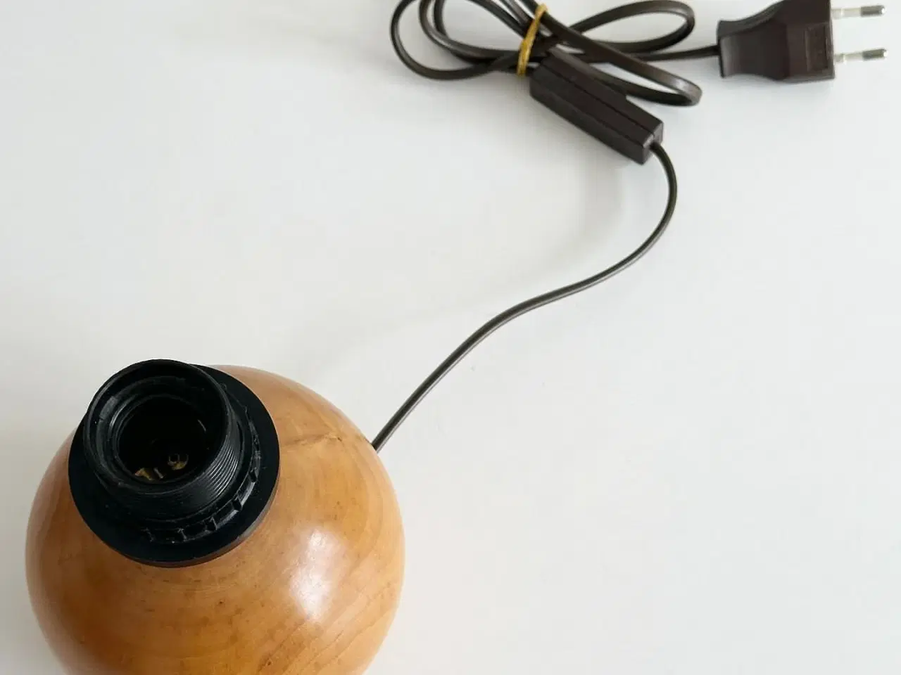 Billede 5 - Kuglelampe af træ, brun ledning