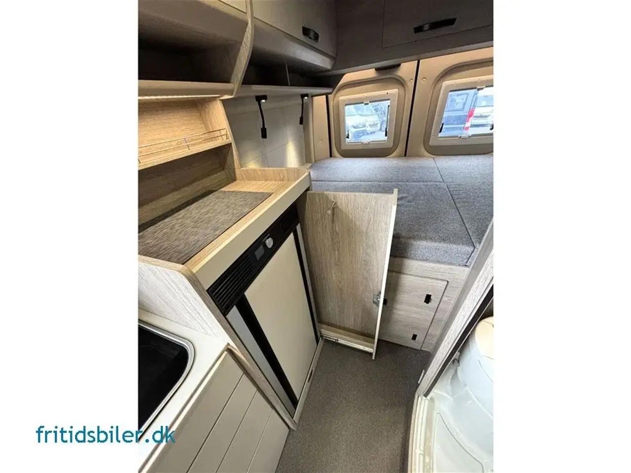 Billede 14 - 2025 - Bravia 599 180 Hk   Bravia 599 180 HK Med Automat gear og Hævetag med sovepladser til 4 personer