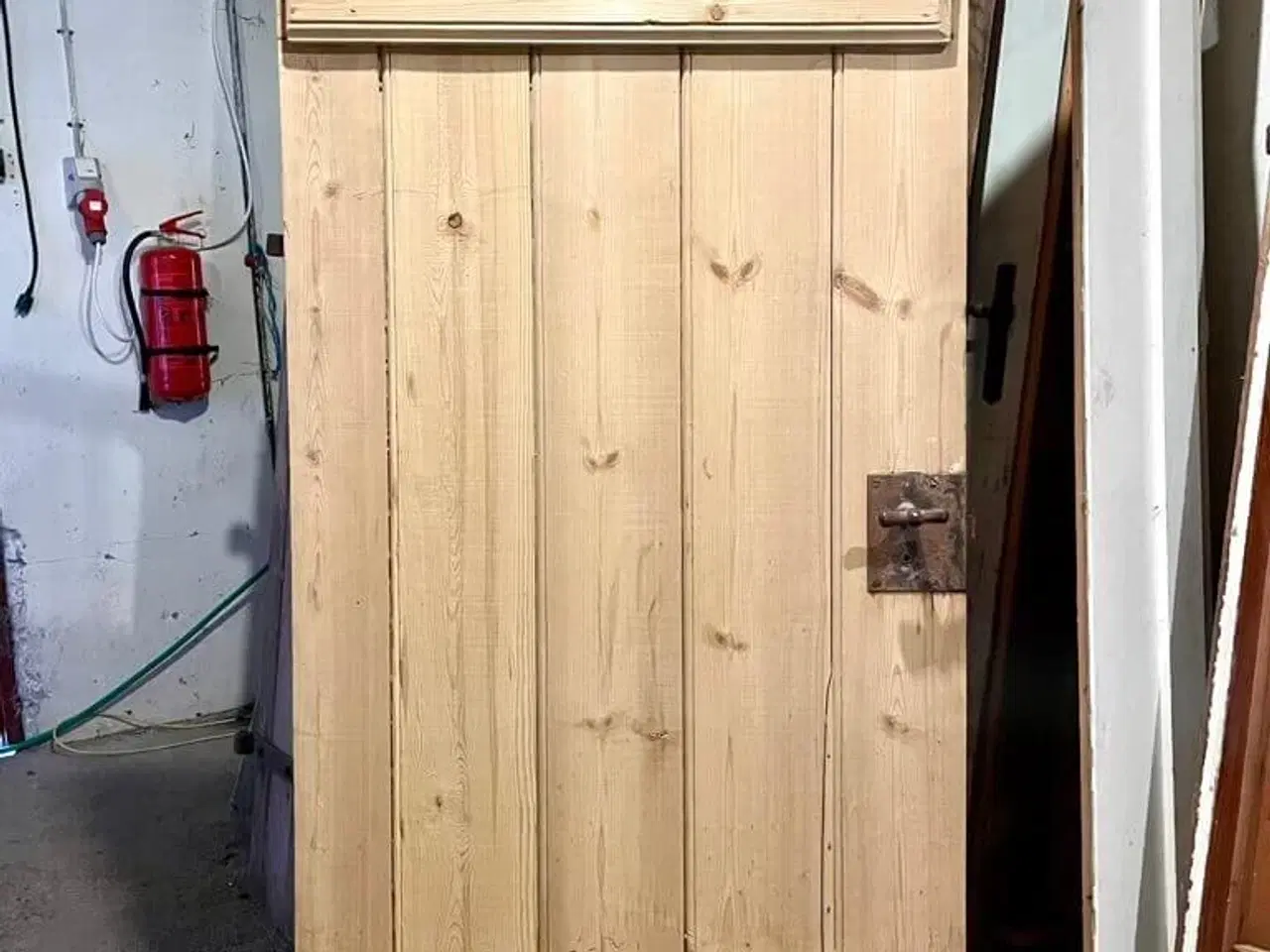 Billede 2 - Original stalddør m. rude, u. karm