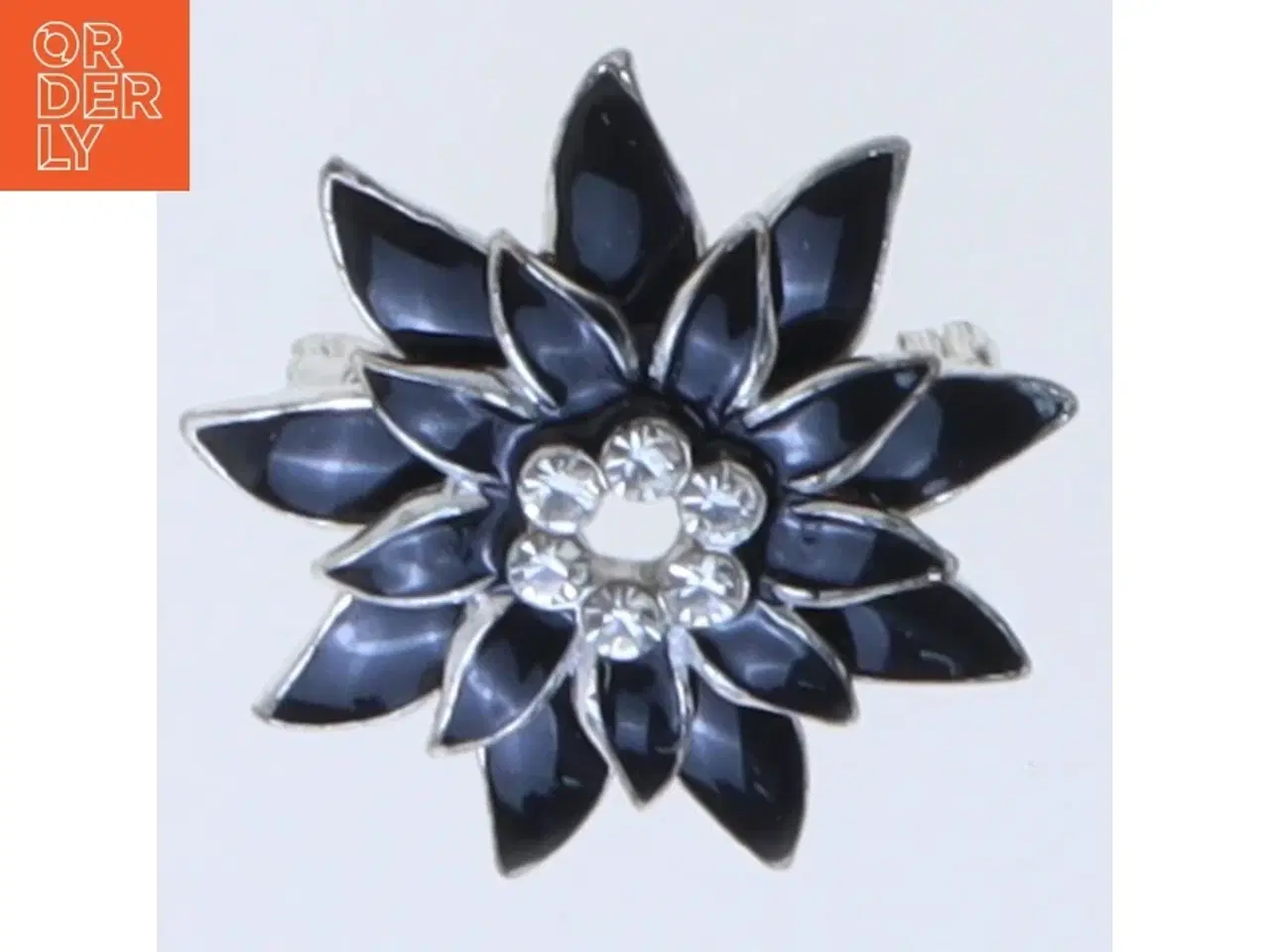 Billede 1 - Blomstformet broche i sort (str. 3,5 cm)