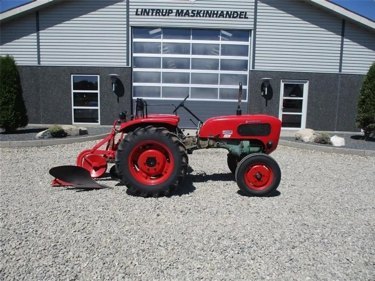 Billede 1 - - - - Komplet sæt med traktor og Plov. Güldner 17 HK traktor og 1furet Langeskov plov. Prisen for sættet komplet.