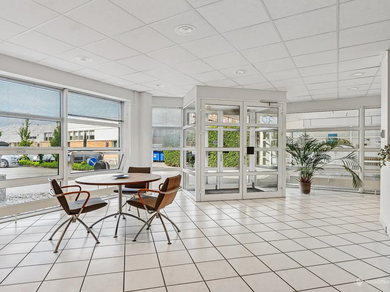 Billede 1 - Lyst kontorlejemål i attraktiv ejendom centralt i Rødovre - 15 p-pladser og få minutters kørsel til motorvejsnettet.