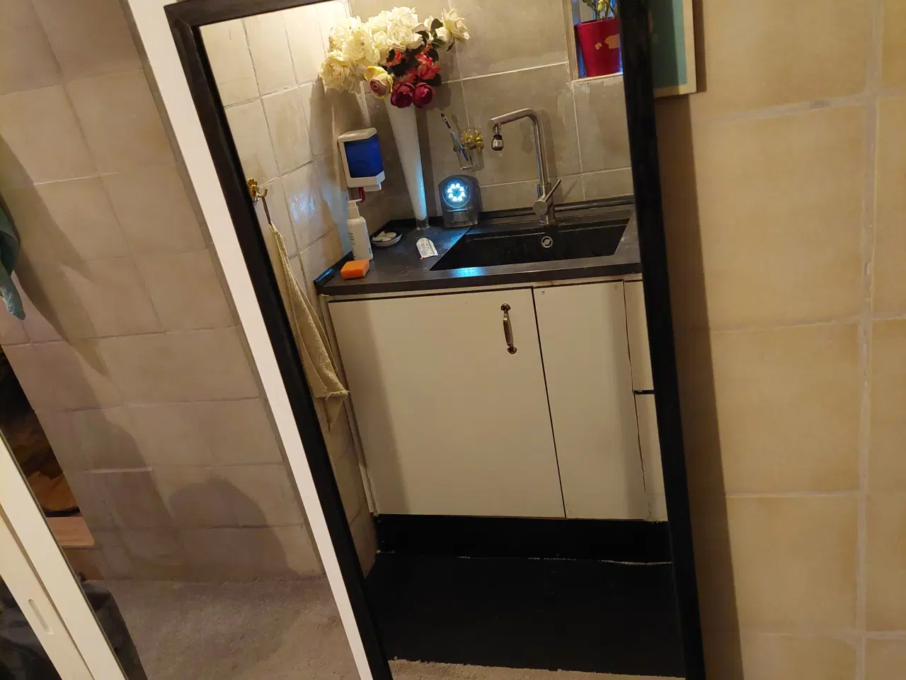 Billede 1 - stor spejl i sort farve træ