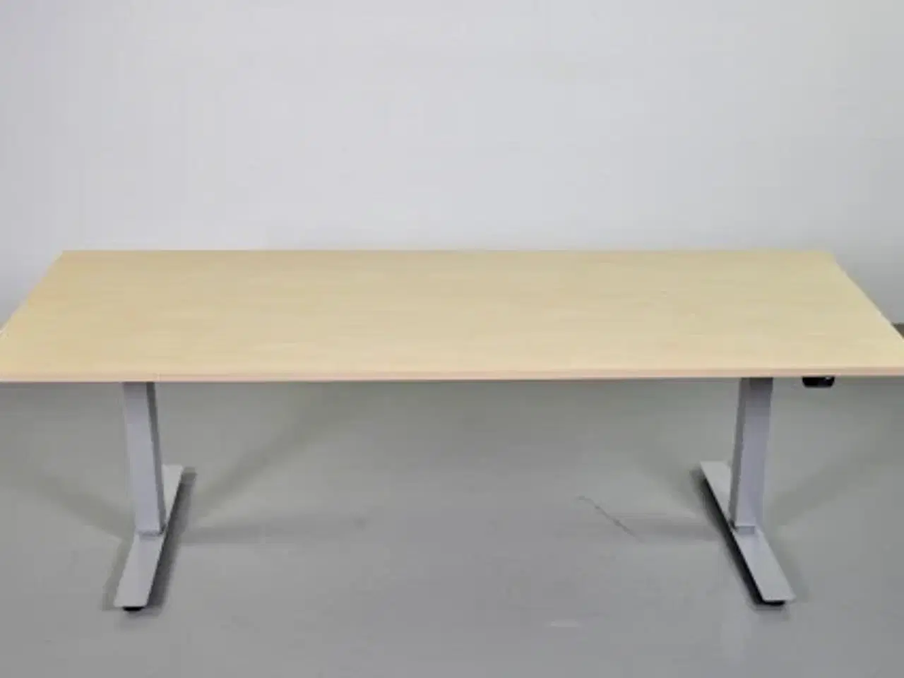 Billede 1 - Efg hæve-/sænkebord i birk, 200 cm.