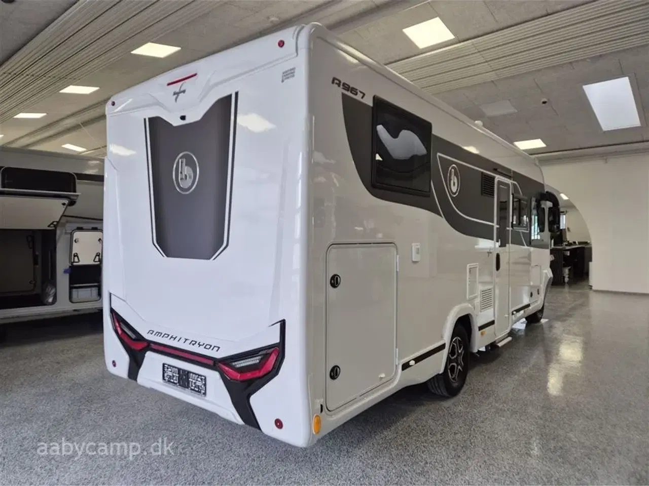 Billede 2 - 2024 - Benimar Amphitryon 967 Northautokapp   Nk.Pakke. Automatgear. solceller. 200Ah Lithium. 2000W inverter. luftundervogn på bagaksel. Hydrauliske støtteben. Alarm. Gasbageovn. Elektrisk tømning af frisk/spildevand. 3m vandfilter. tv samt internet antenne. Kan vejes op til 4400 kg.