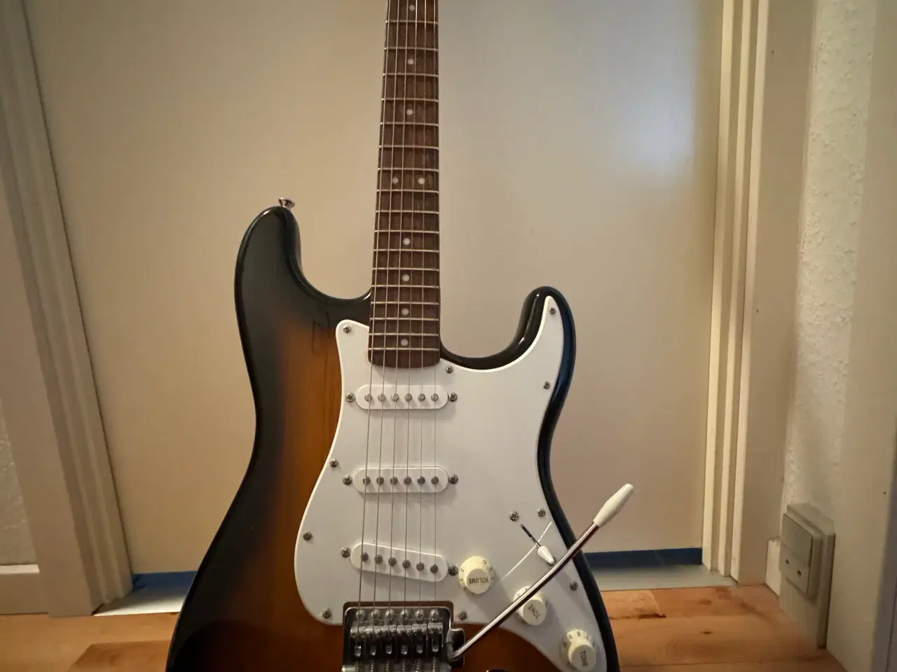 Billede 1 - Fender Squier Bullet Strat Brown Sunburst