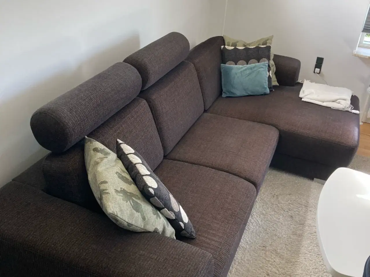 Billede 2 - Velholdt sofa i slidstærkt stof