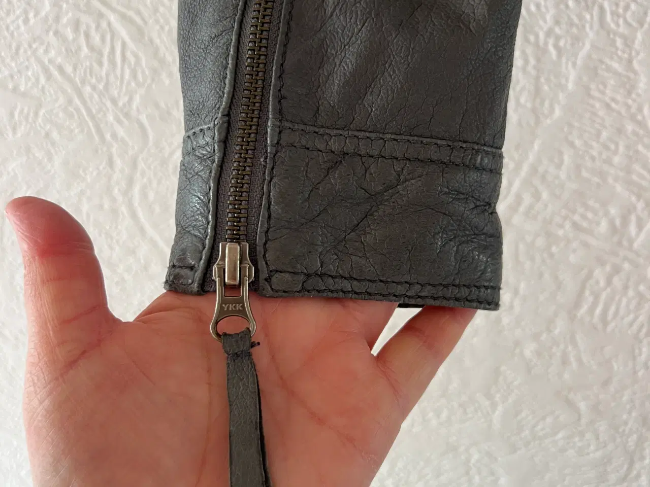 Billede 2 - Grå Skindjakke fra Phobia. (Str. 36)