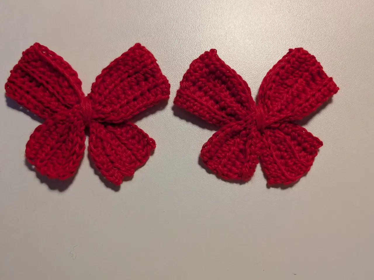 Billede 1 - 2 sløjfer røde hæklet 