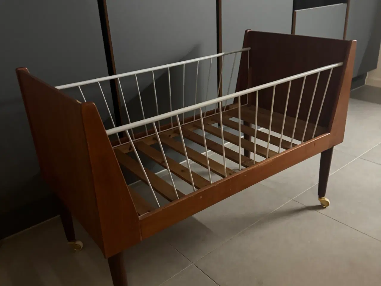 Billede 2 - Tremmeseng i teaktræ (generationsseng)