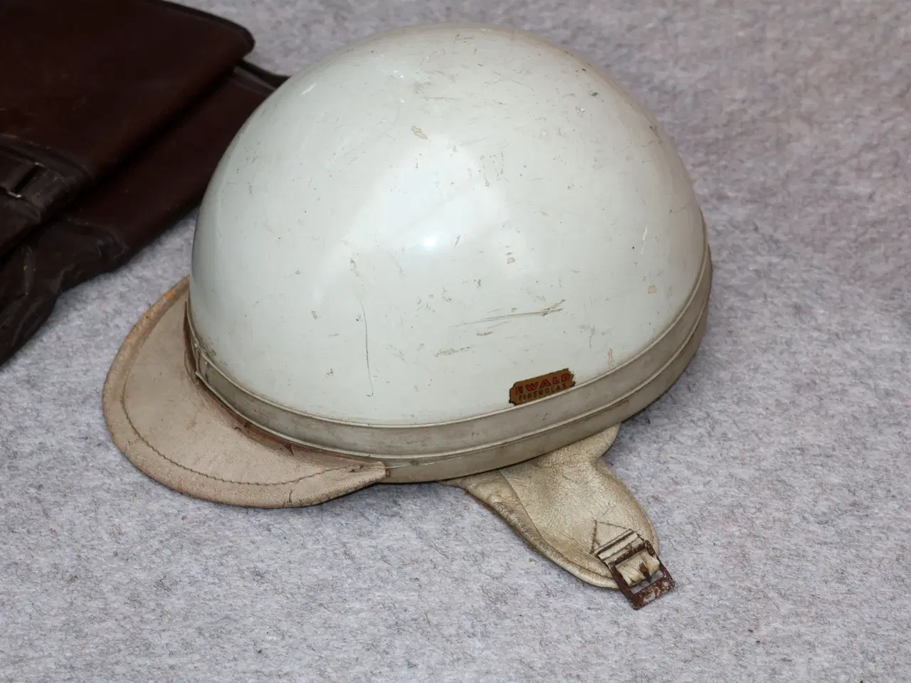 Billede 5 - 2 Stk Gl Styrthjelme + handsker.