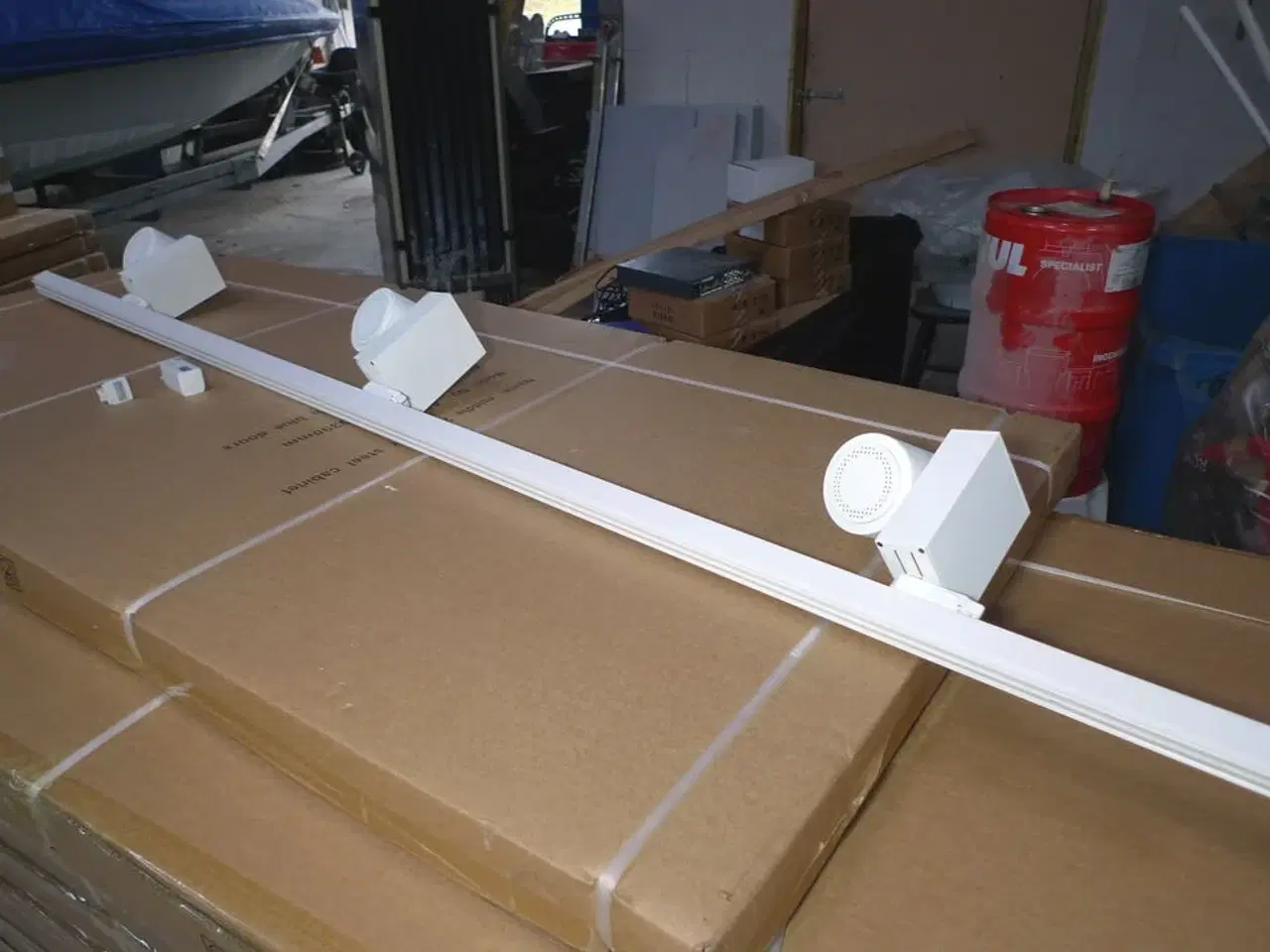 Billede 2 - 230V lysskinne 200cm hvid m/3 stk. lamper + monteringstilbehør