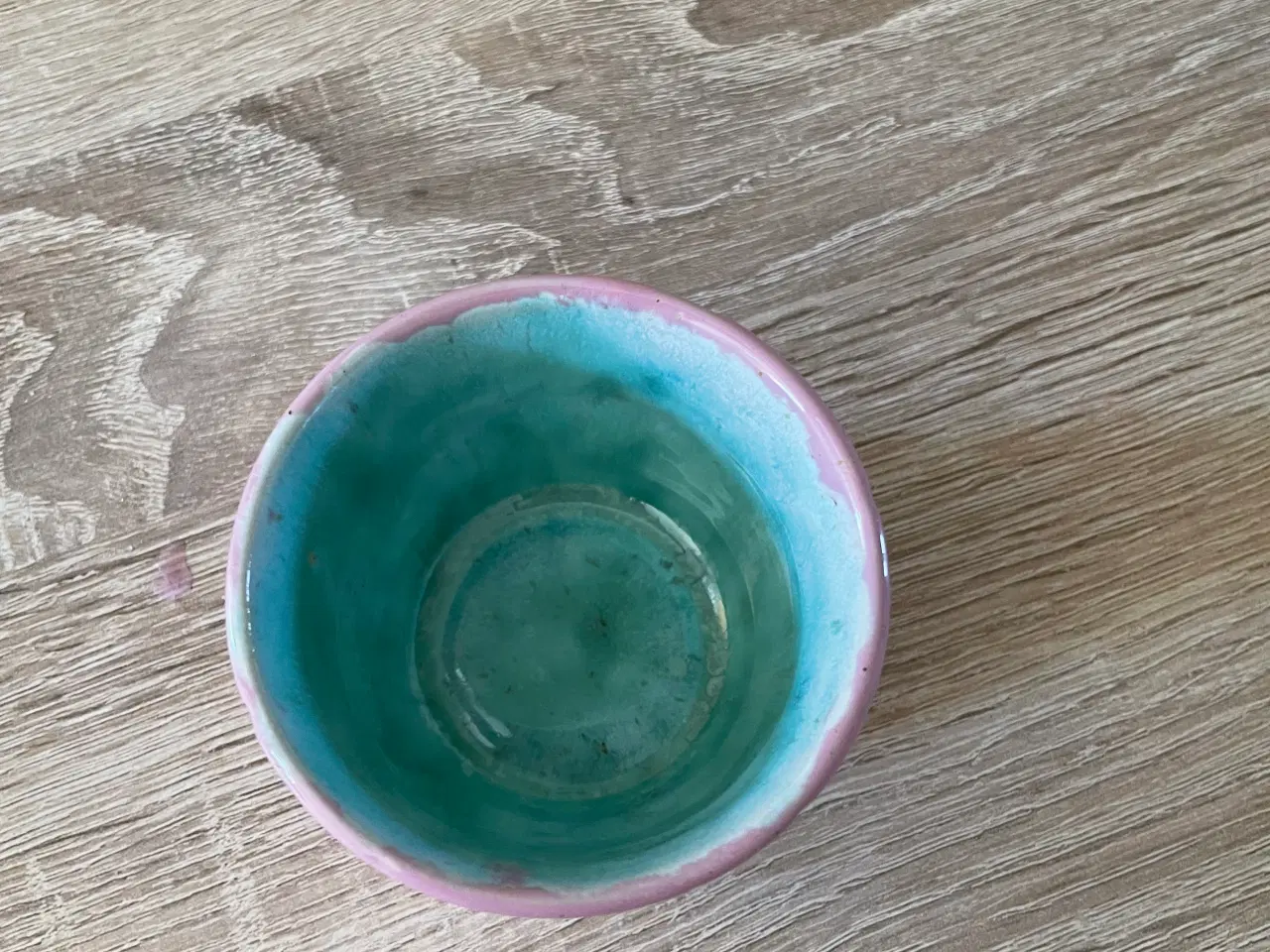 Billede 4 - Håndlavet kop, lyserød med grønt indre