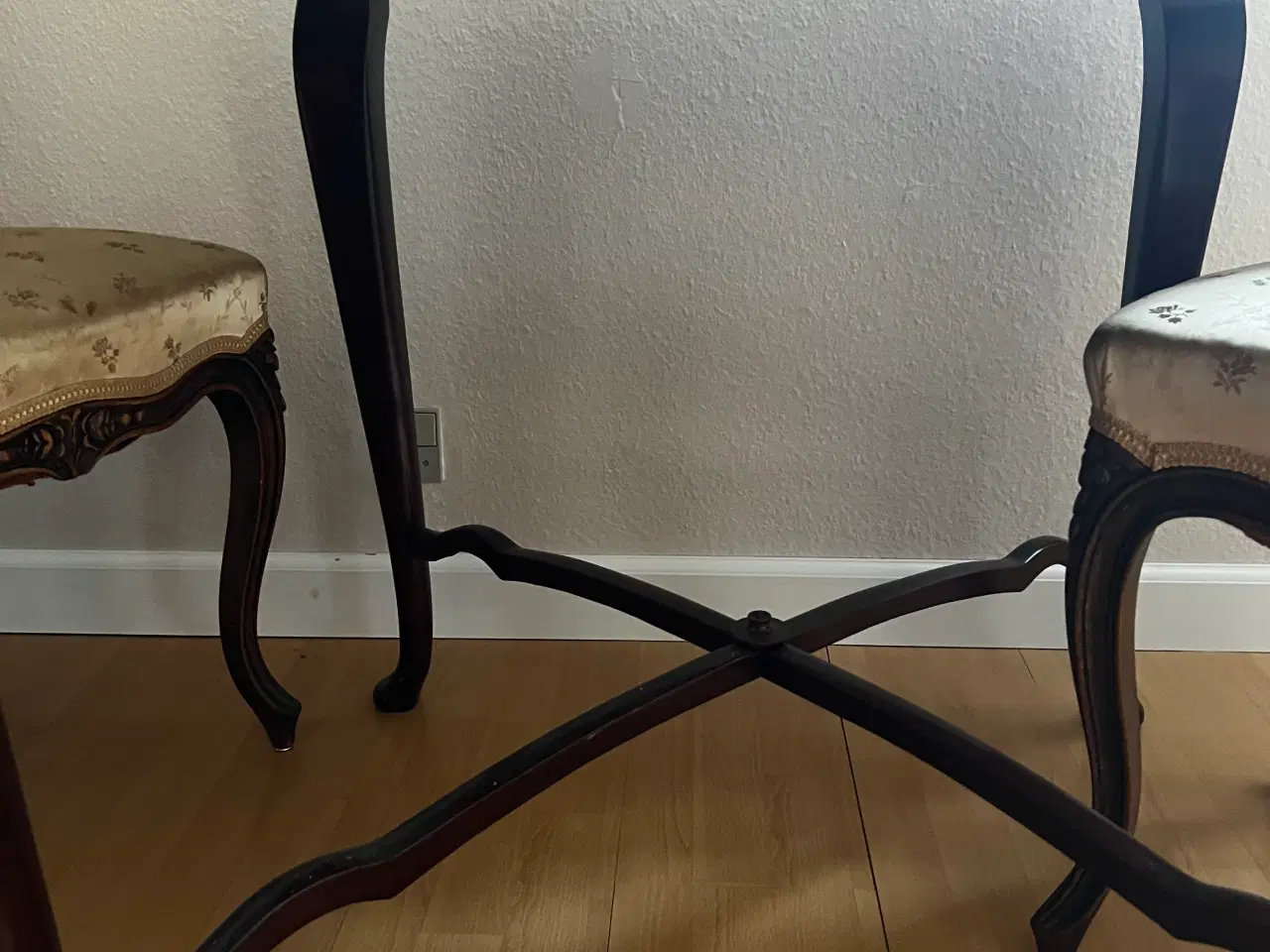 Billede 3 - Antikt bord med 2 stole