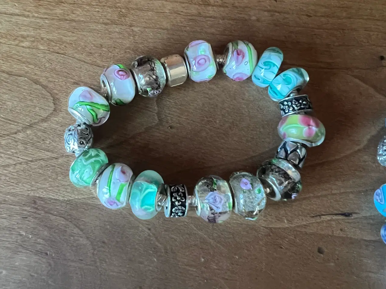 Billede 5 - Smukke armbånd med charms