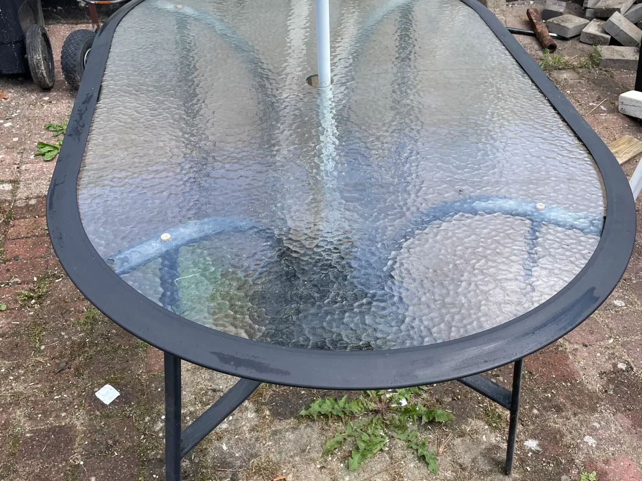Billede 2 - Havebord med parasol
