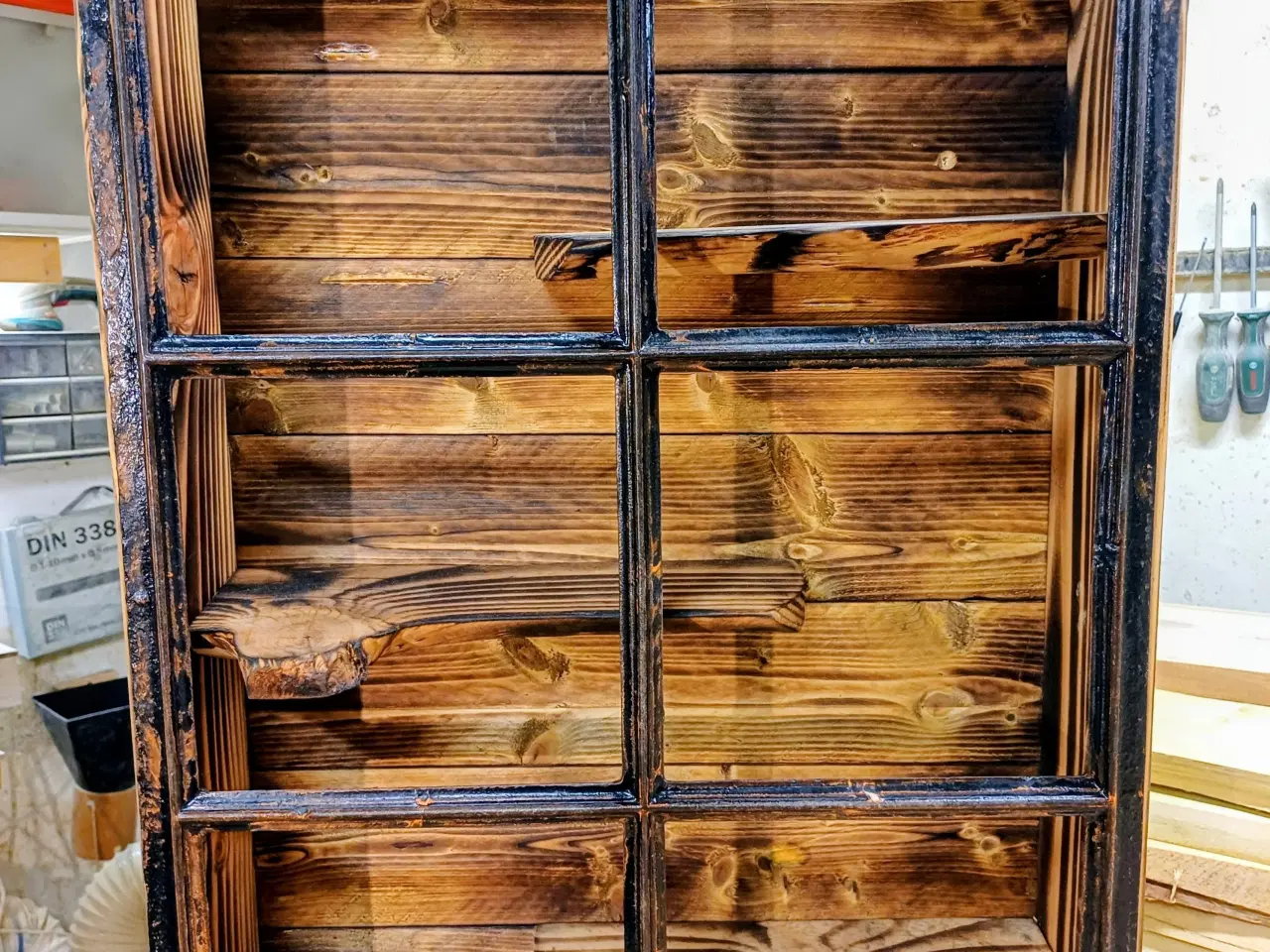 Billede 4 - Staldvinduer som reoler