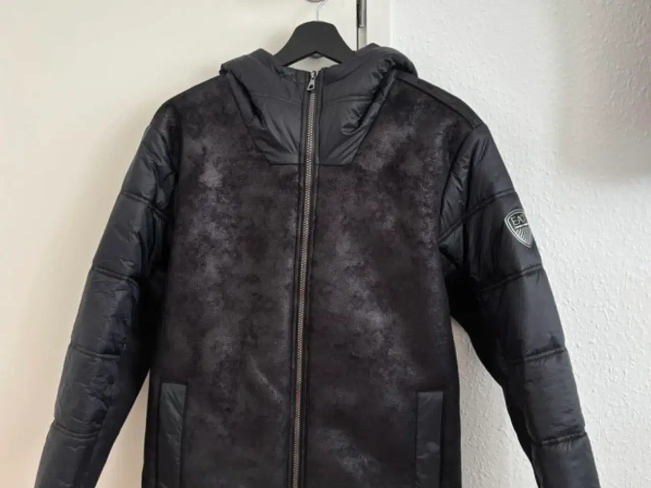 Billede 2 - Armani EA7 jakke i sort til mænd