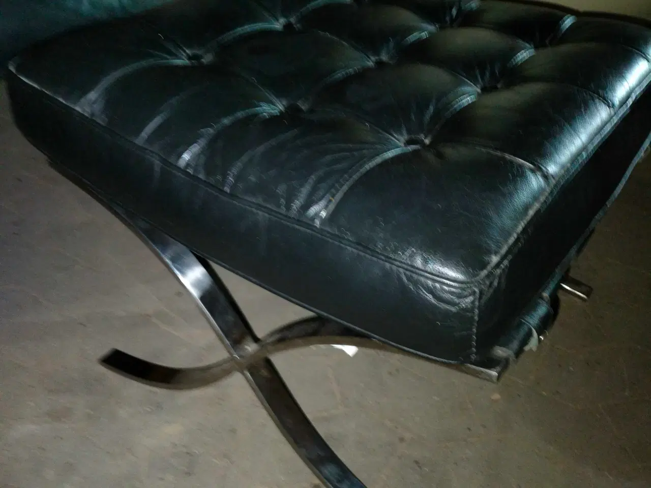 Billede 3 - Lænestol og skammel i sort læder