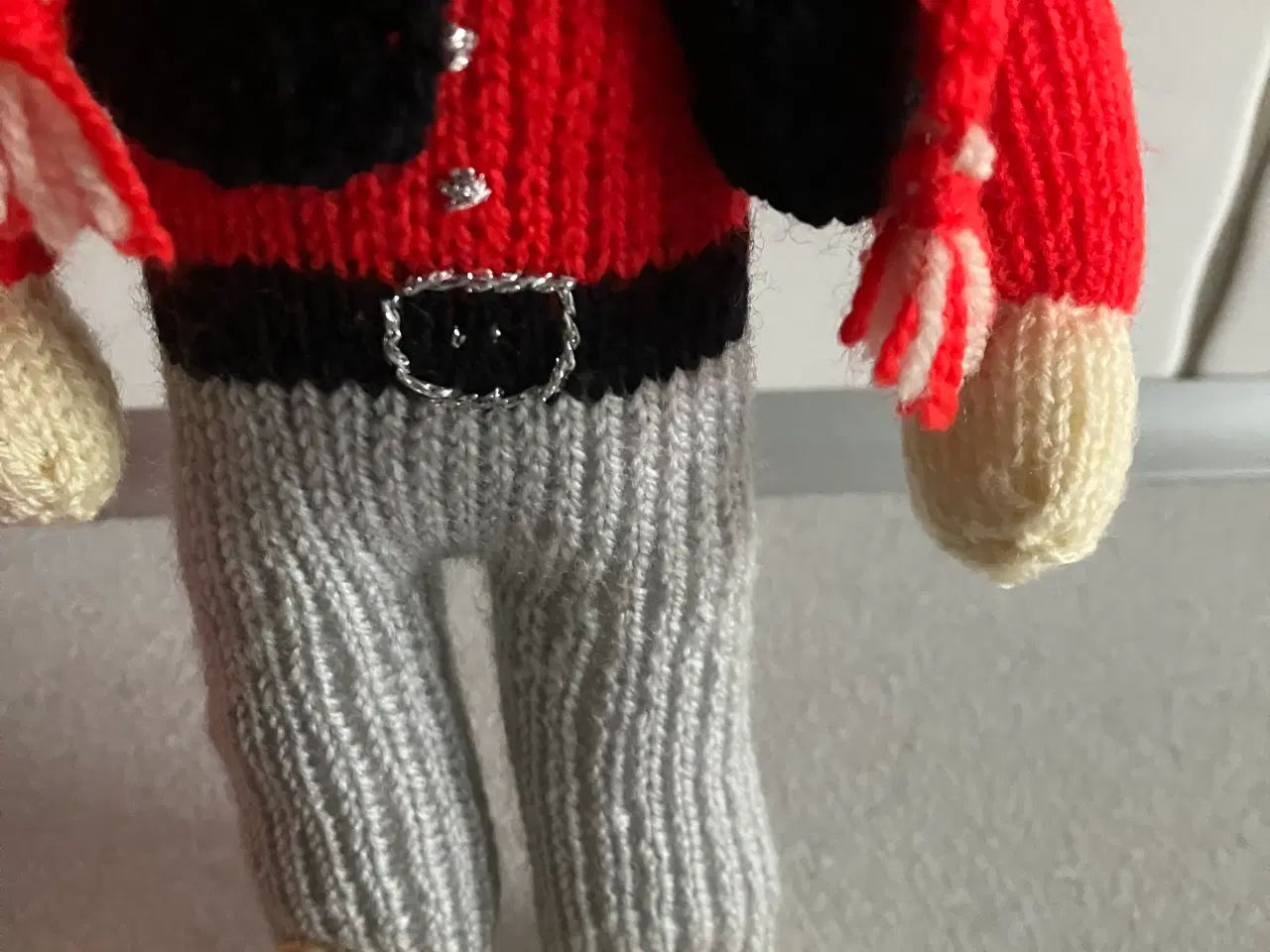 Billede 6 - Nissepar i strik med fine finesser og tilbehør.