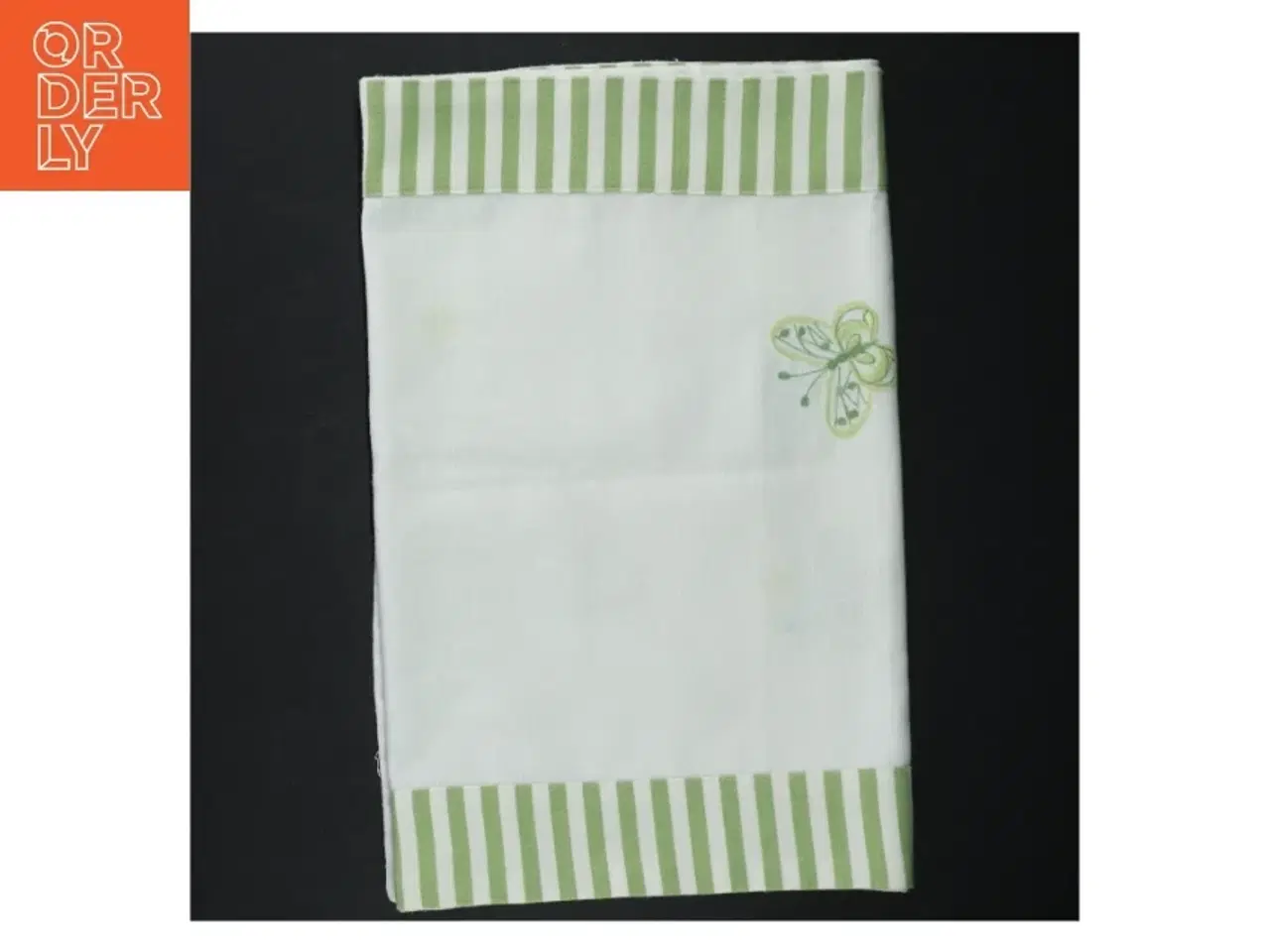 Billede 3 - Duge med broderet sommerfugl (str. 90 x 34 cm)
