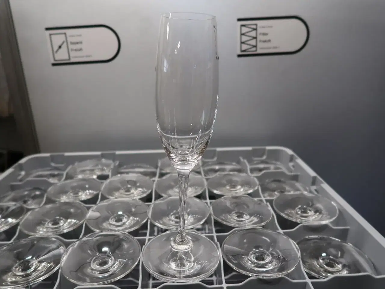 Billede 26 - Div. Glas i opvaskebakker bla. RIEDEL m.m.
