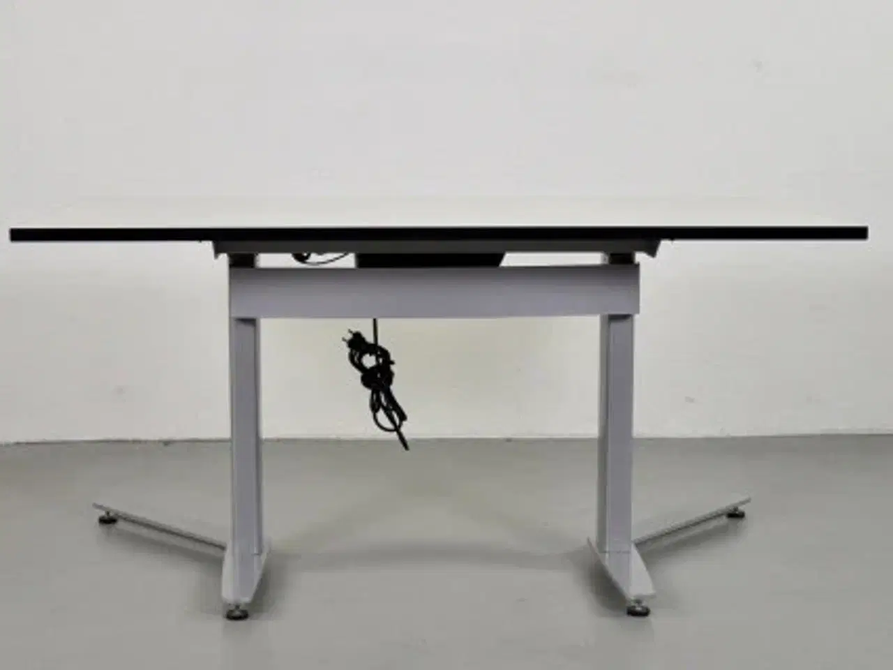 Billede 6 - Hæve-/sænkebord med ny hvid plade på alugrå stel