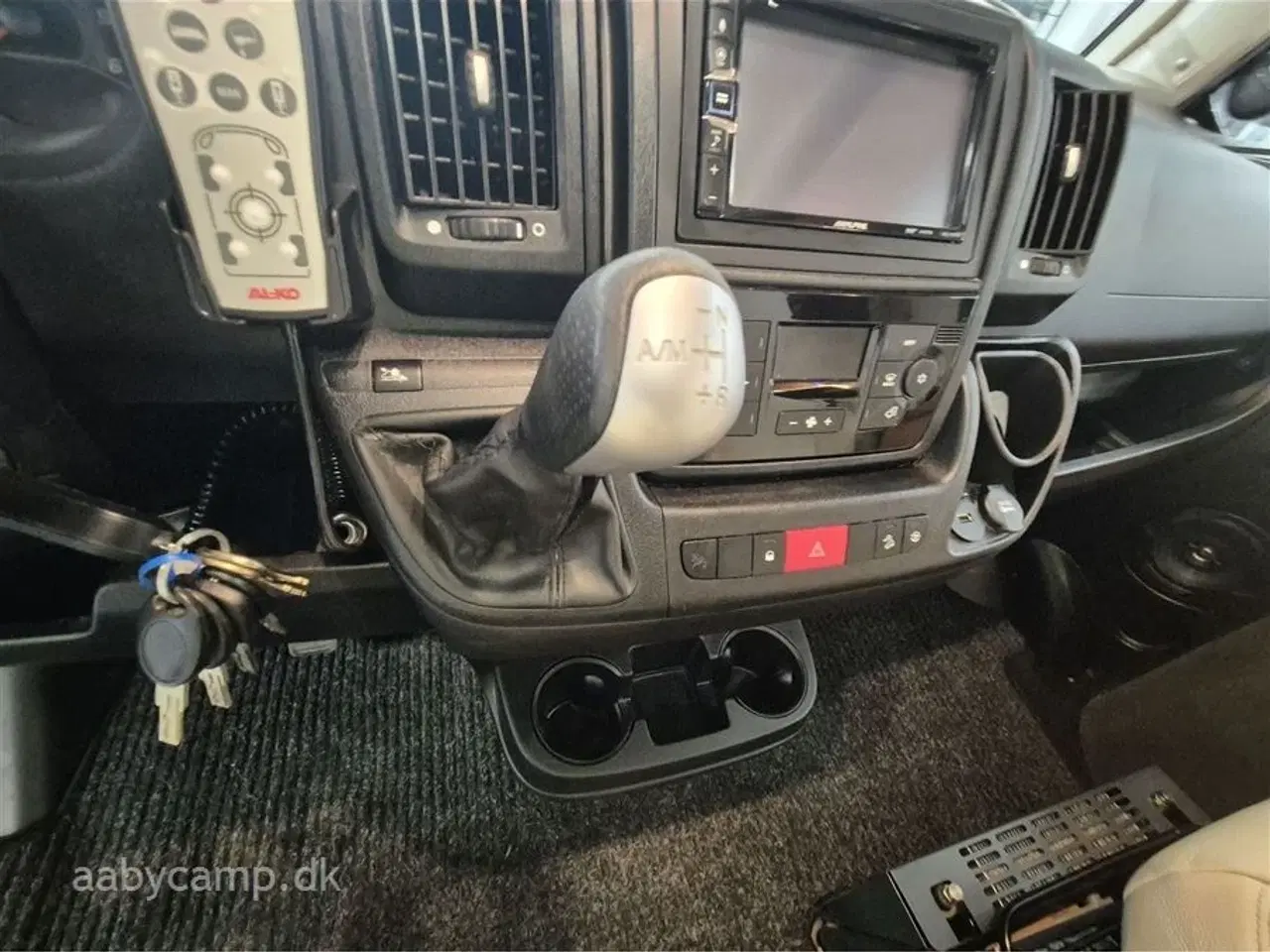 Billede 6 - 2015 - Hymer B 698   Automatgear. solceller. 200Ah Lithium batteri. 2000w Inverter. luftundervogn. hydrauliske støtteben. elektrisk markise. elektrisk indgangstrin. Queensbed. Kun 68,000 Km !!!