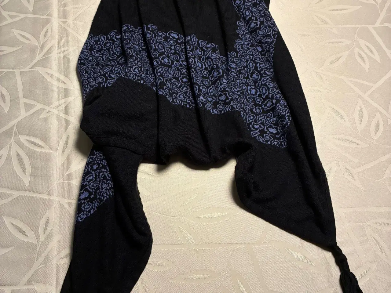 Billede 1 - Uld-sjal i sorte og blå farver