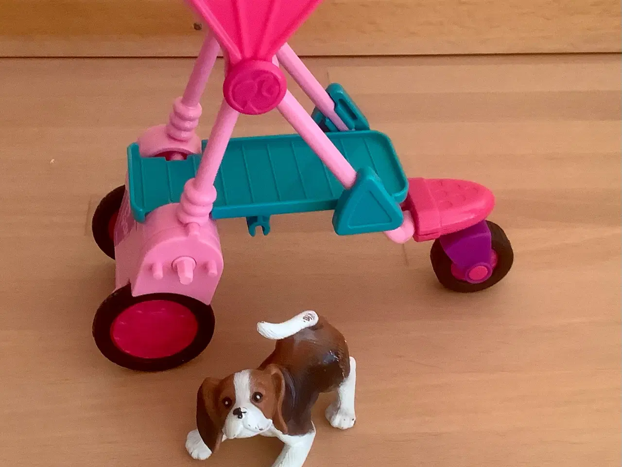 Billede 4 - Barbie klapvogn/gåvogn og Barbie hund.