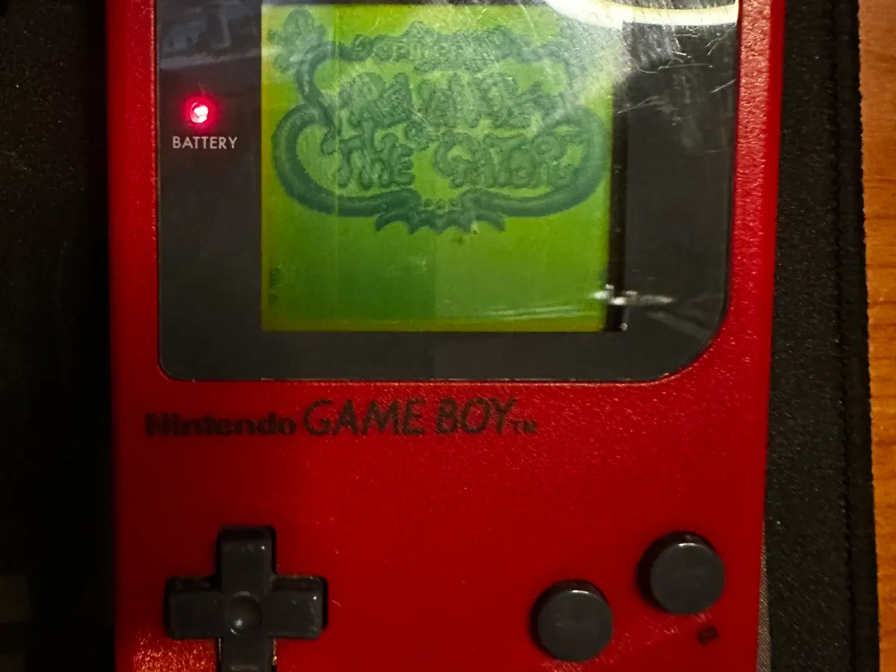 Billede 1 - Gameboy i rød med hvid batteri låg og 2 spil