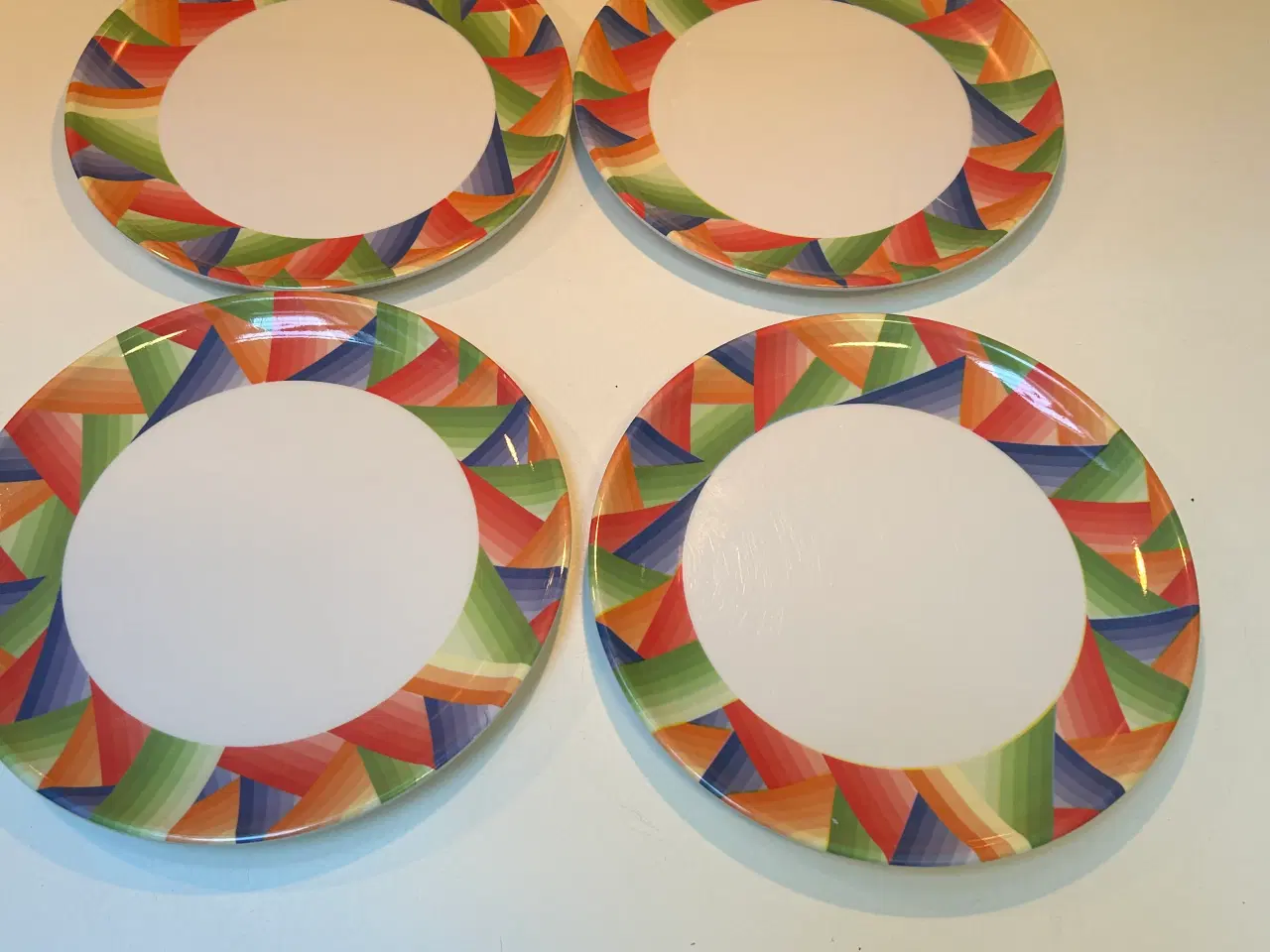 Billede 2 - 4 flade og 4 dybe tallerkner med mønster
