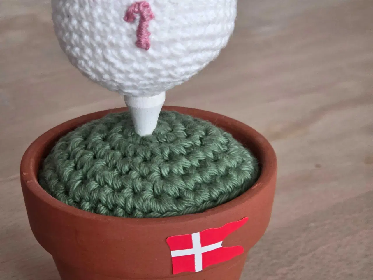 Billede 1 - Hæklet golfbold med initialer på tee, i potte