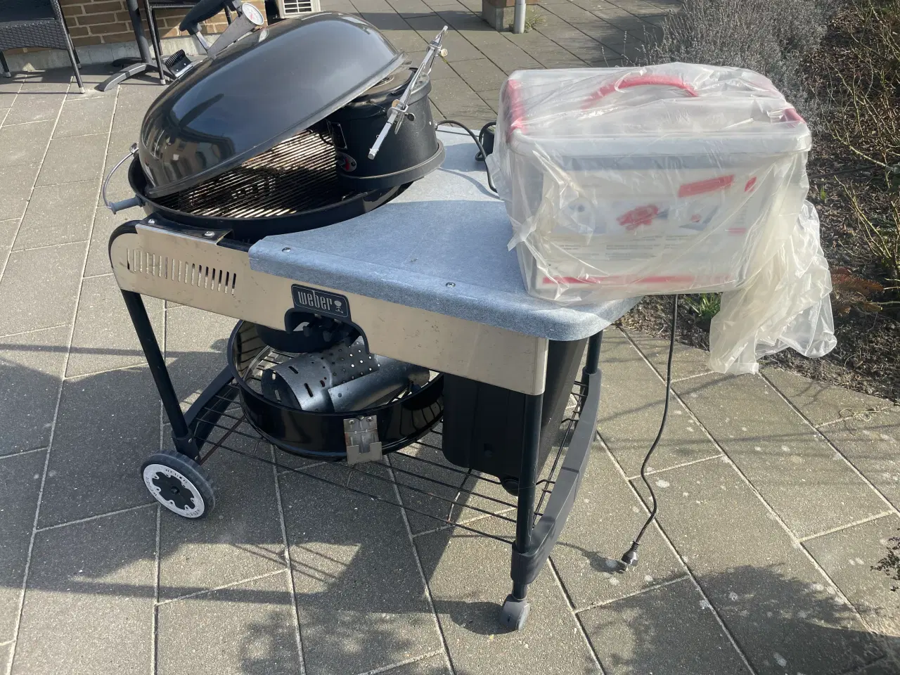 Billede 2 - Grill Weber med bord