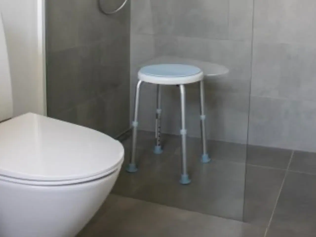 Billede 2 - Badestol med drejesæde og højde justering af ben