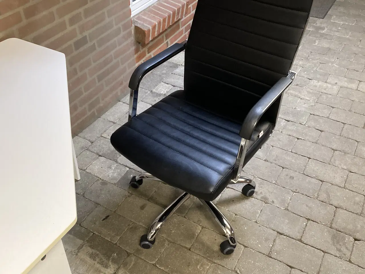 Billede 3 - Skrivebord, kontorstol og 2 reoler 